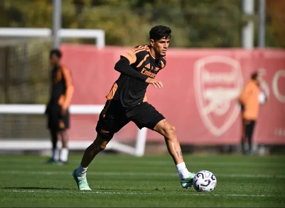 Jugador entrenando en el campo de Arsenal Jugador entrenando en el campo de Arsenal