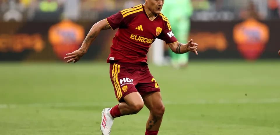 Jugador de AS Roma corriendo con el balón