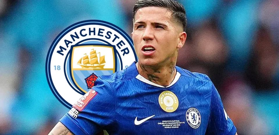 Jugador de Chelsea en acción con logo de Manchester City