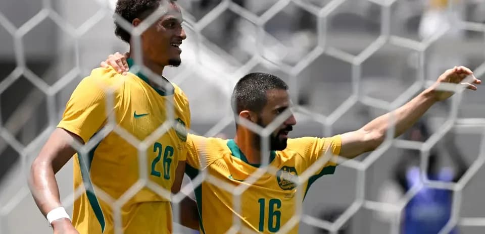 Jugadores australianos celebrando en la red de la portería