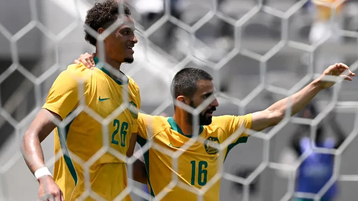 Jugadores australianos celebrando en la red de la portería