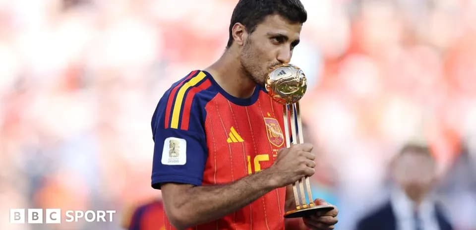 Jugador besando el trofeo de la Copa del Mundo