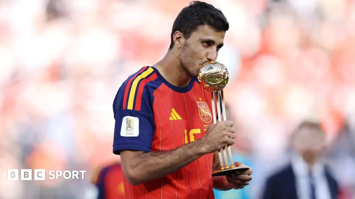 Jugador besando el trofeo de la Copa del Mundo