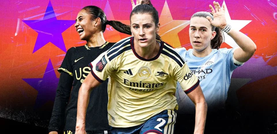 Tres jugadoras de fútbol en acción durante un partido