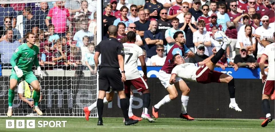Jugador realizando una chilena en el área