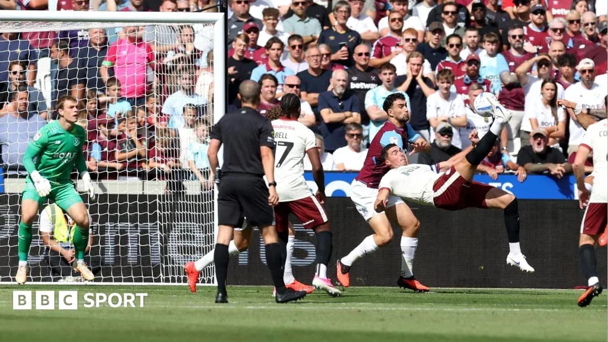 Jugador realizando una chilena en el área