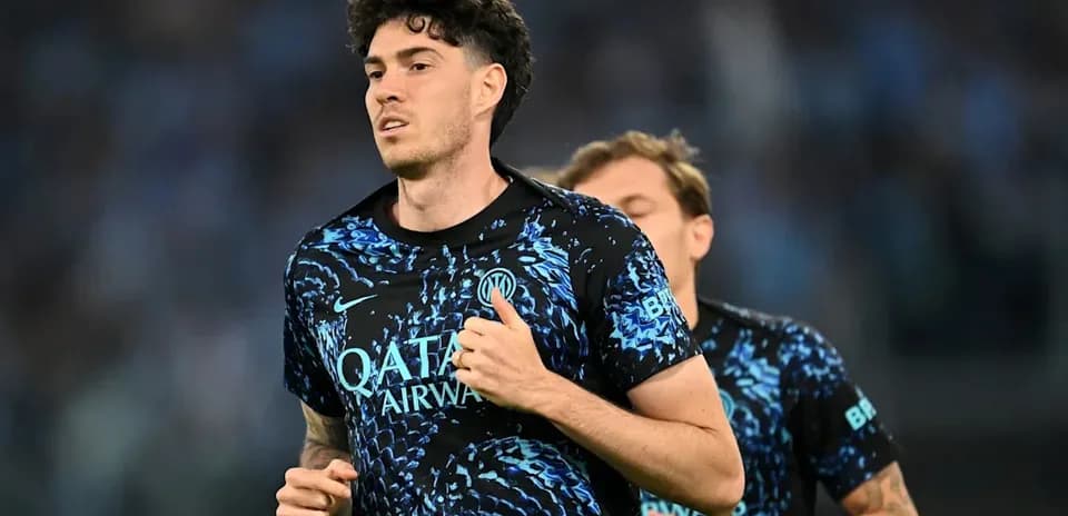 Jugador de fútbol corriendo en camiseta de entrenamiento