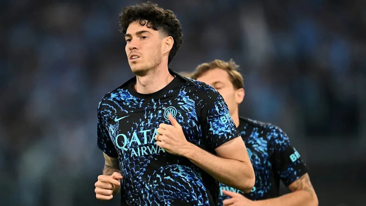 Jugador de fútbol corriendo en camiseta de entrenamiento