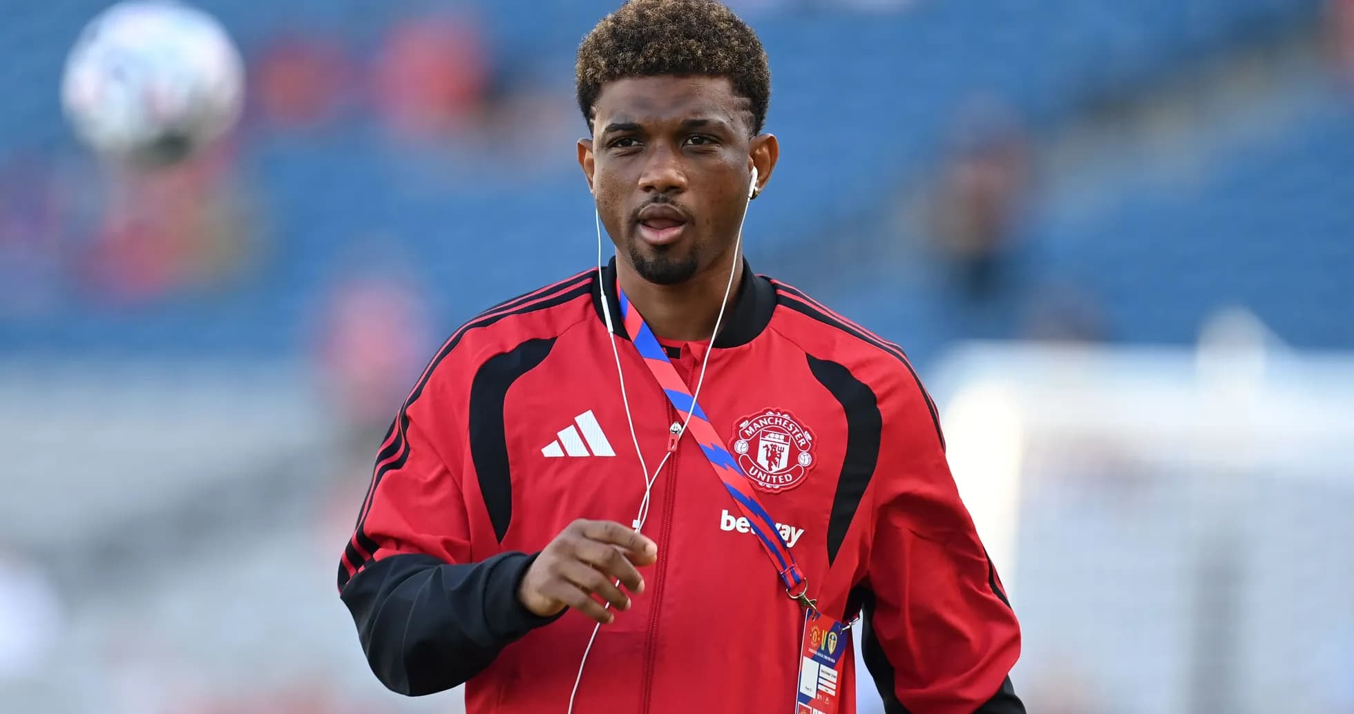Jugador de Manchester United en calentamiento antes del partido