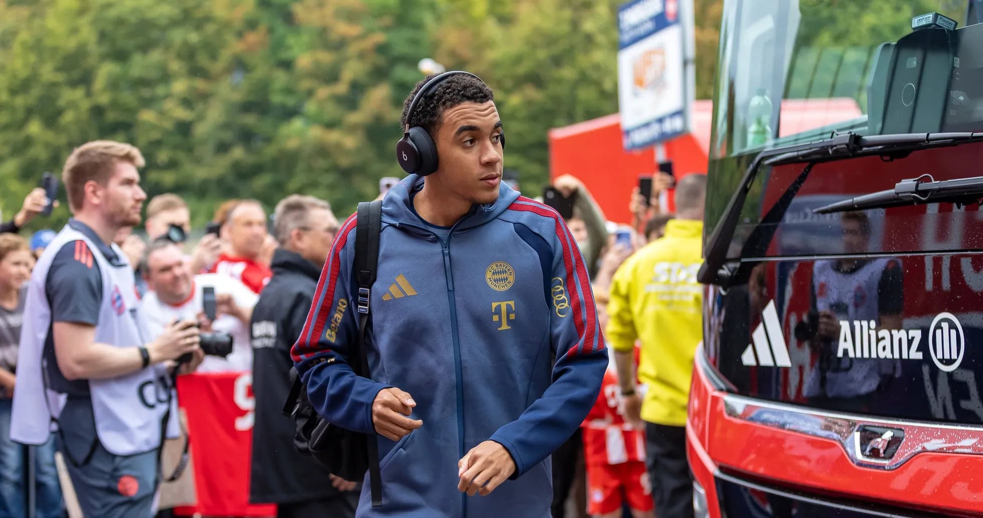 Jugador de Bayern Munich llegando al autobús del equipo
