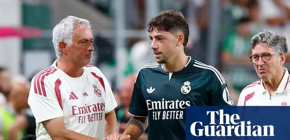 Entrenador y jugador saludándose en el campo