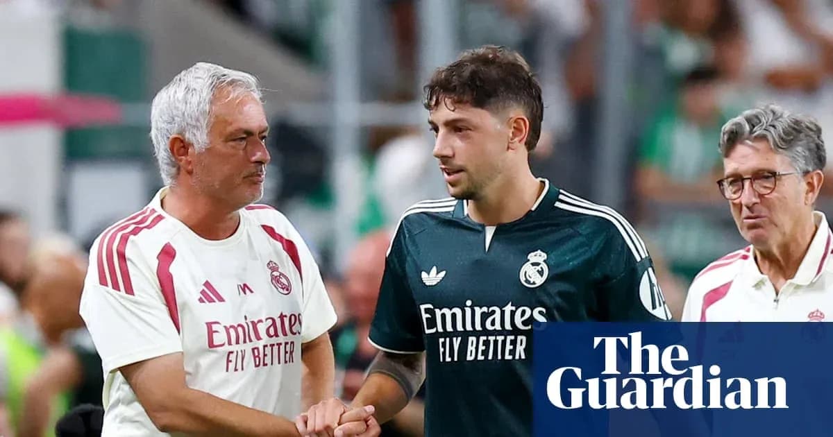 Entrenador y jugador saludándose en el campo