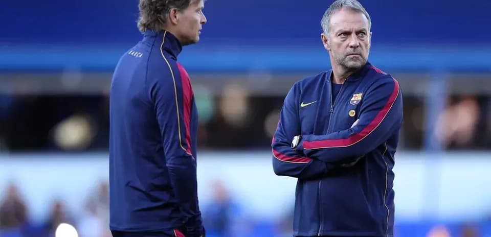 Entrenadores de Barcelona conversando en el campo