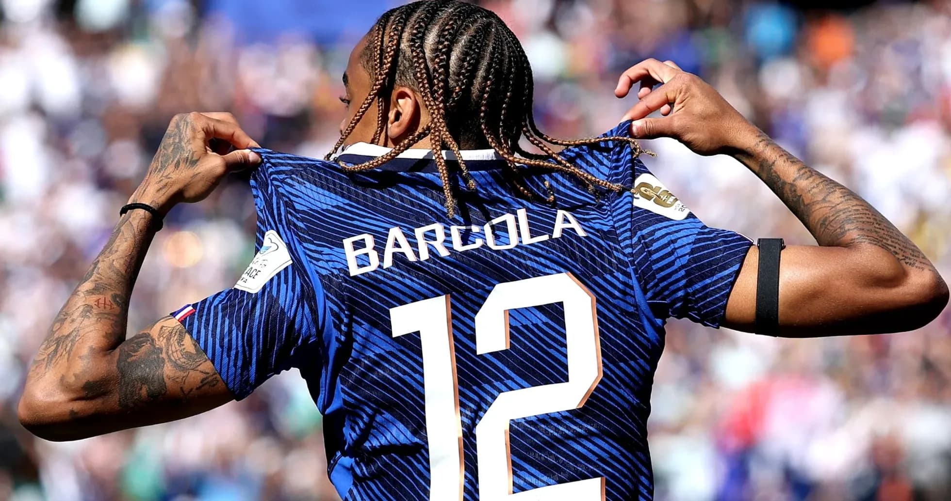 Jugador mostrando su camiseta con el número 12