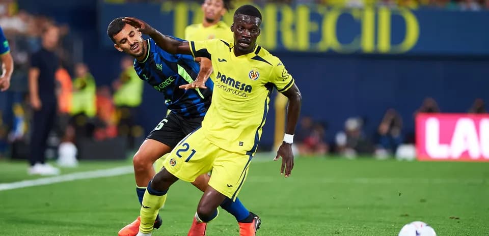 Jugador de Villarreal luchando por el balón en partido