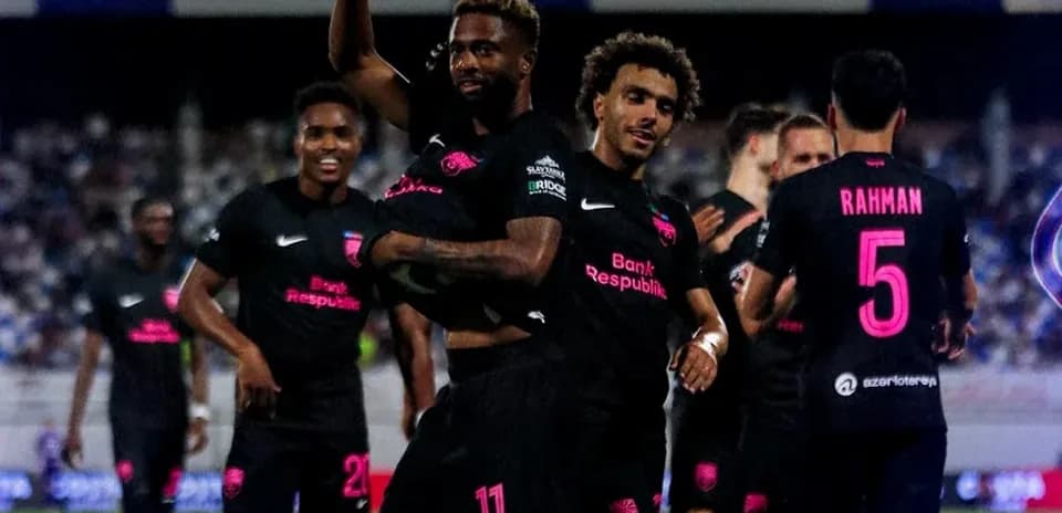 Jugadores de Sabah FA celebrando un gol
