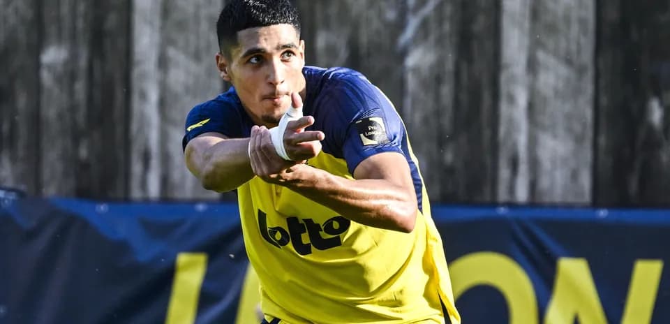 Jugador entrenando con camiseta amarilla y azul