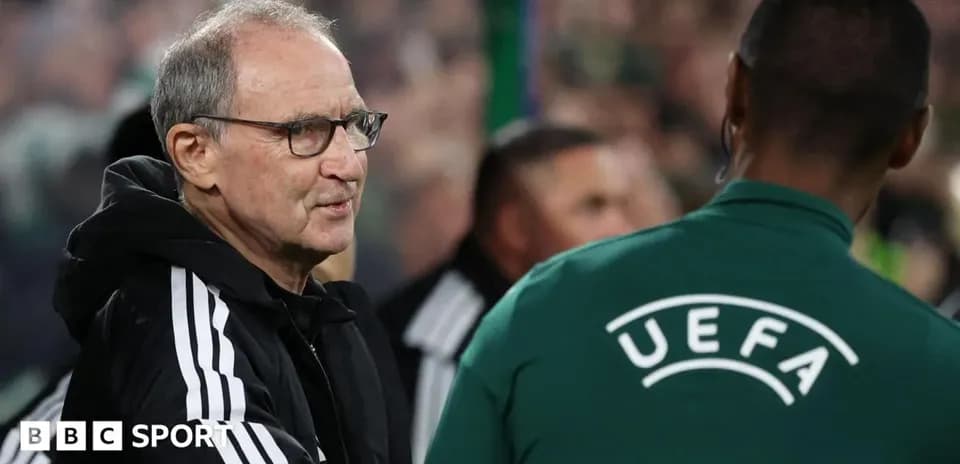 Entrenador saludando a oficial de UEFA en partido