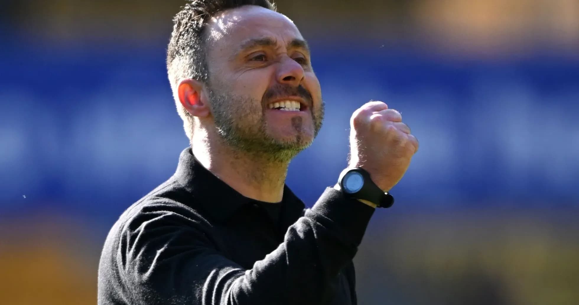 Entrenador celebrando con el puño en alto