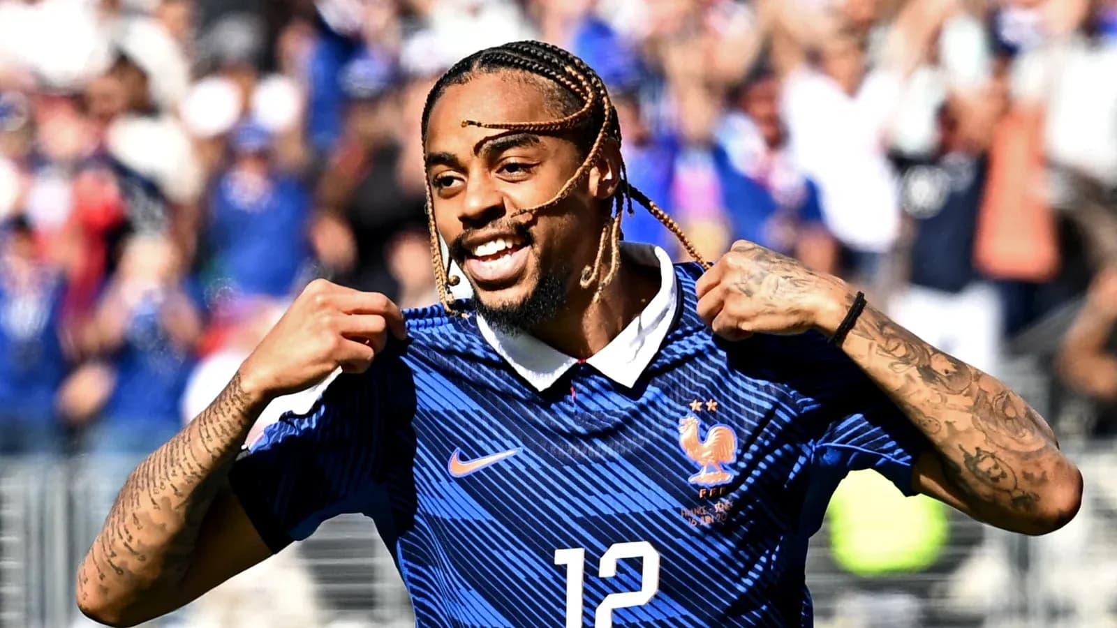 Jugador de Francia celebrando con su camiseta