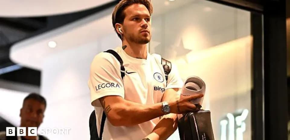 Jugador de Chelsea llegando al aeropuerto con equipaje