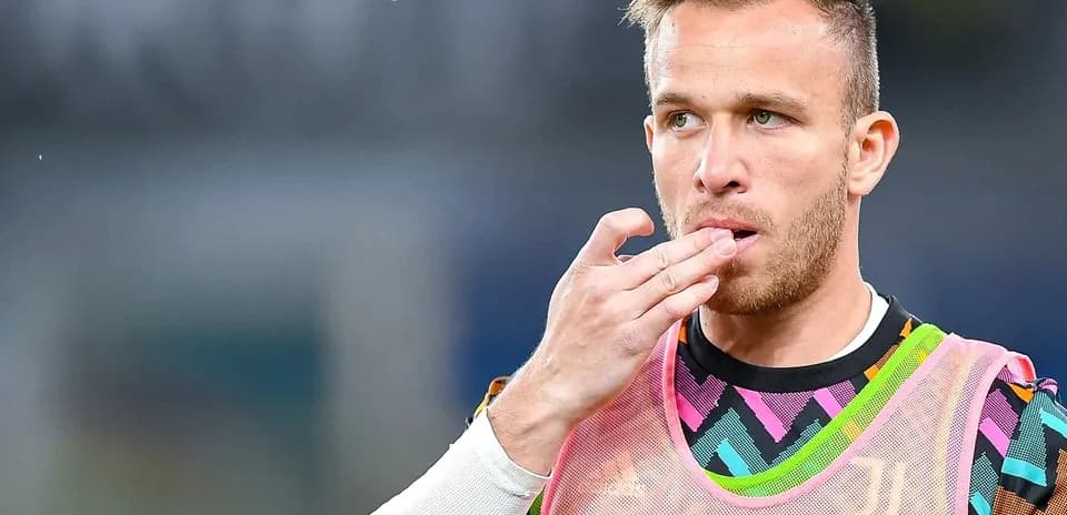 Jugador de Juventus con camiseta de entrenamiento en el campo