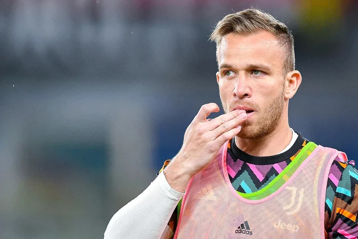 Jugador de Juventus con camiseta de entrenamiento en el campo