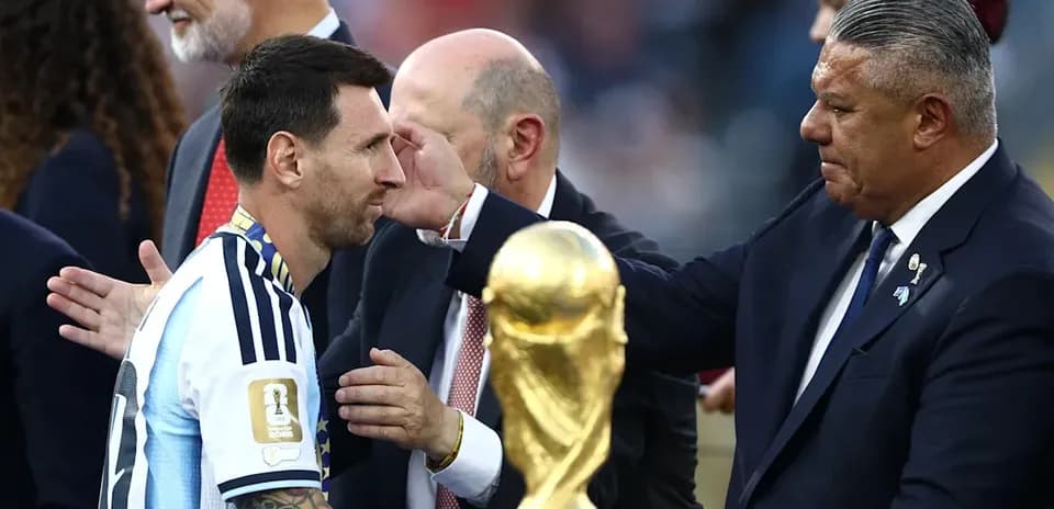 Lionel Messi recibiendo el trofeo de la Copa del Mundo