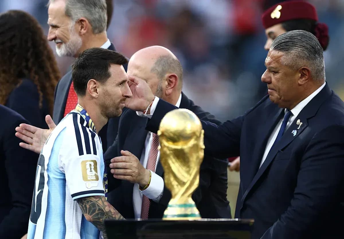 Lionel Messi recibiendo el trofeo de la Copa del Mundo