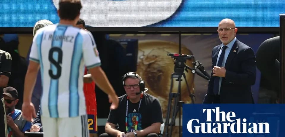 Jugador de Argentina saliendo del campo durante partido