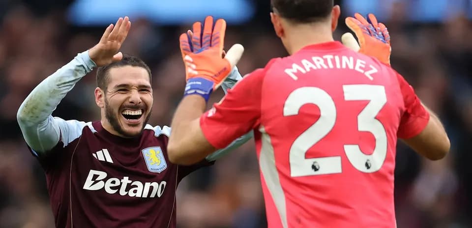 Jugadores de Aston Villa celebrando juntos