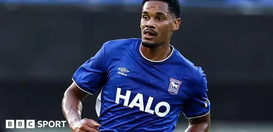 Jugador corriendo con camiseta de Ipswich Town