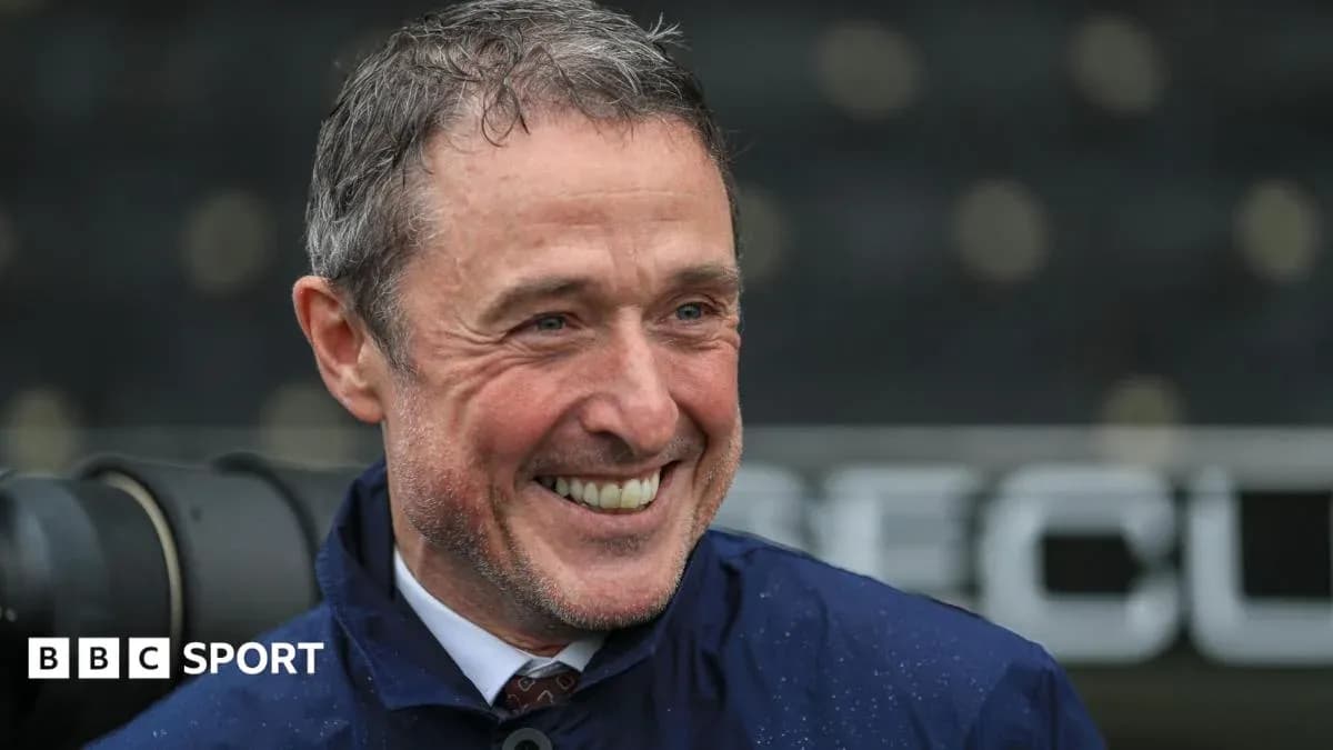 Hombre sonriendo en un entorno deportivo lluvioso