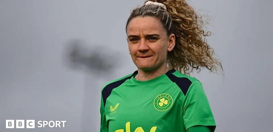 Jugadora de fútbol con uniforme verde en entrenamiento