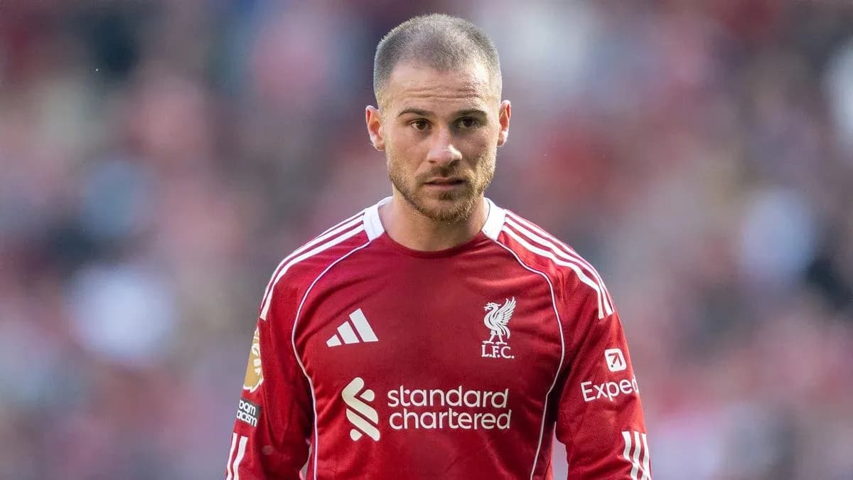Jugador de Liverpool FC en uniforme rojo durante el partido