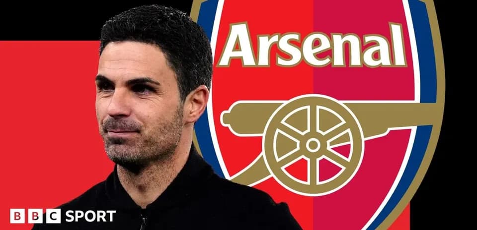 Mikel Arteta con el logo del Arsenal de fondo