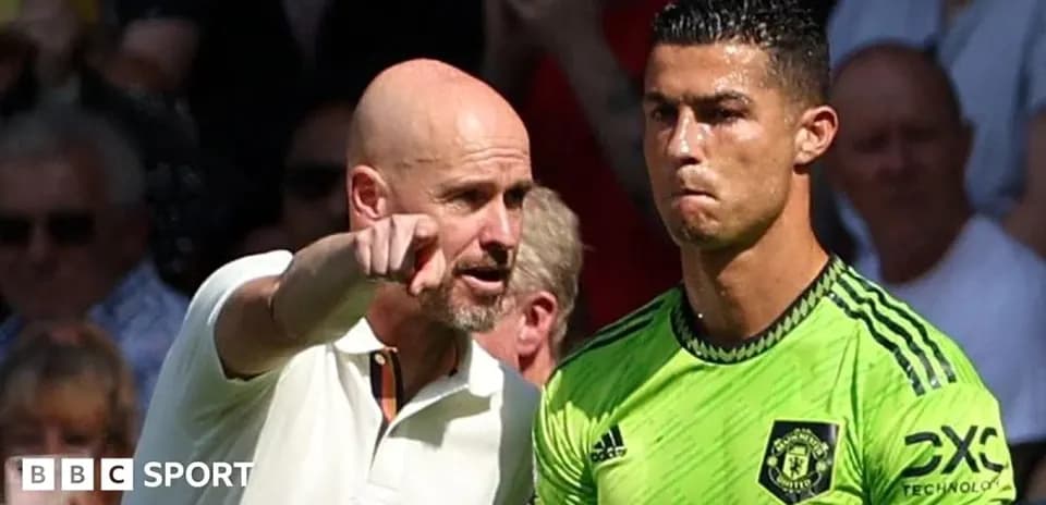 Entrenador hablando con jugador en partido