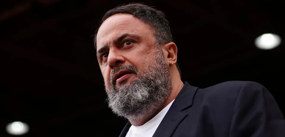 Hombre con barba hablando en un evento deportivo