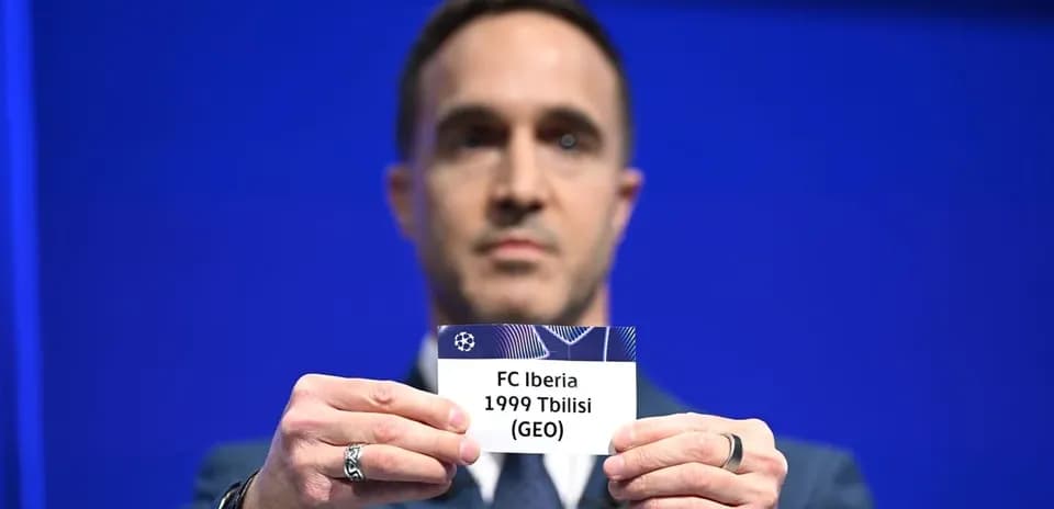 Hombre sostiene tarjeta de FC Iberia 1999 Tbilisi