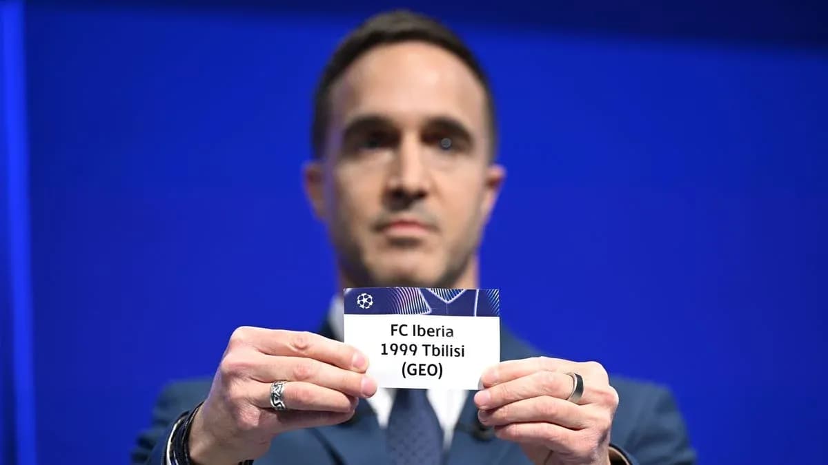 Hombre sostiene tarjeta de FC Iberia 1999 Tbilisi