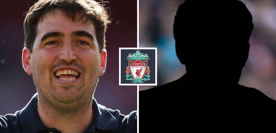 Entrenador sonriente junto al logo del Liverpool