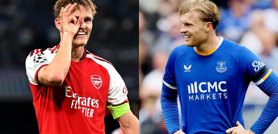 Jugadores de Arsenal y Everton sonriendo