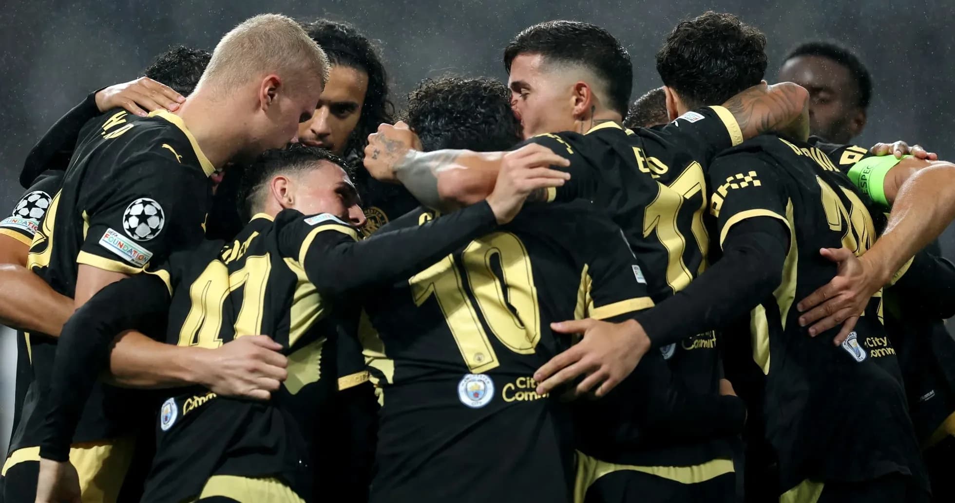 Jugadores celebrando un gol en partido de fútbol