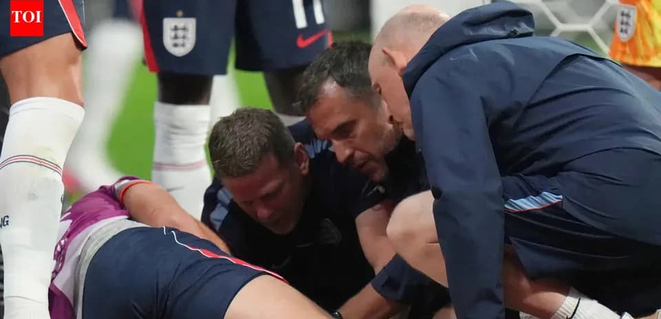 Personal médico atendiendo a jugador en el suelo