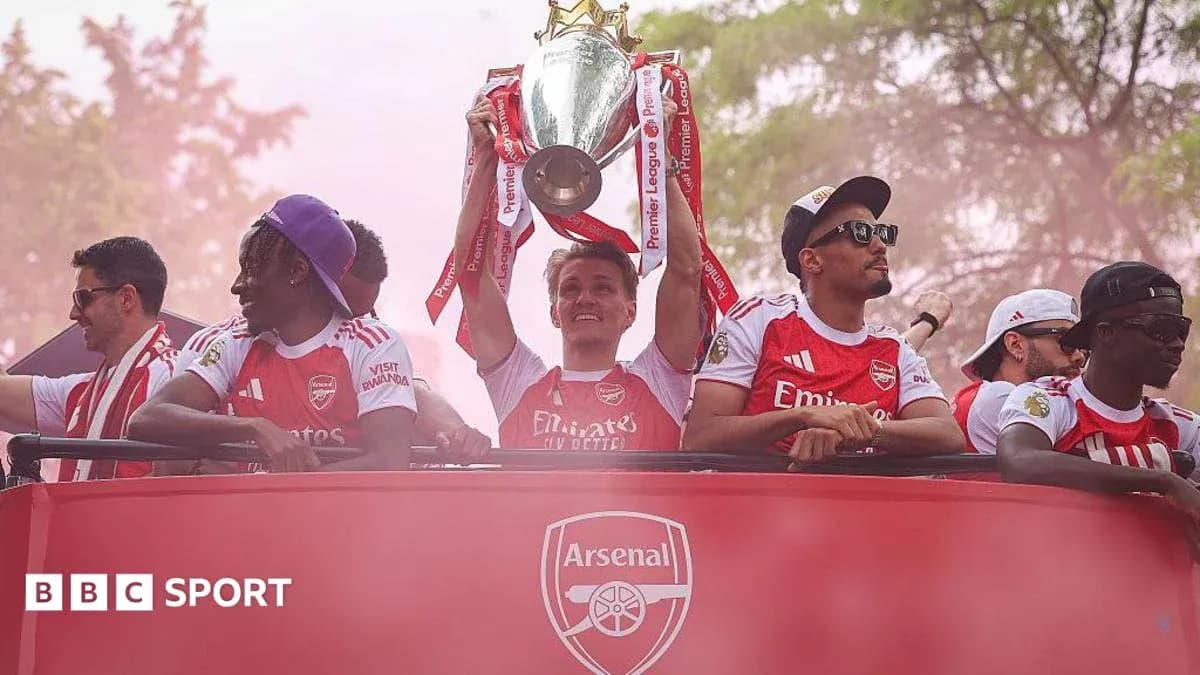 Jugadores de Arsenal celebrando con el trofeo de la Premier League