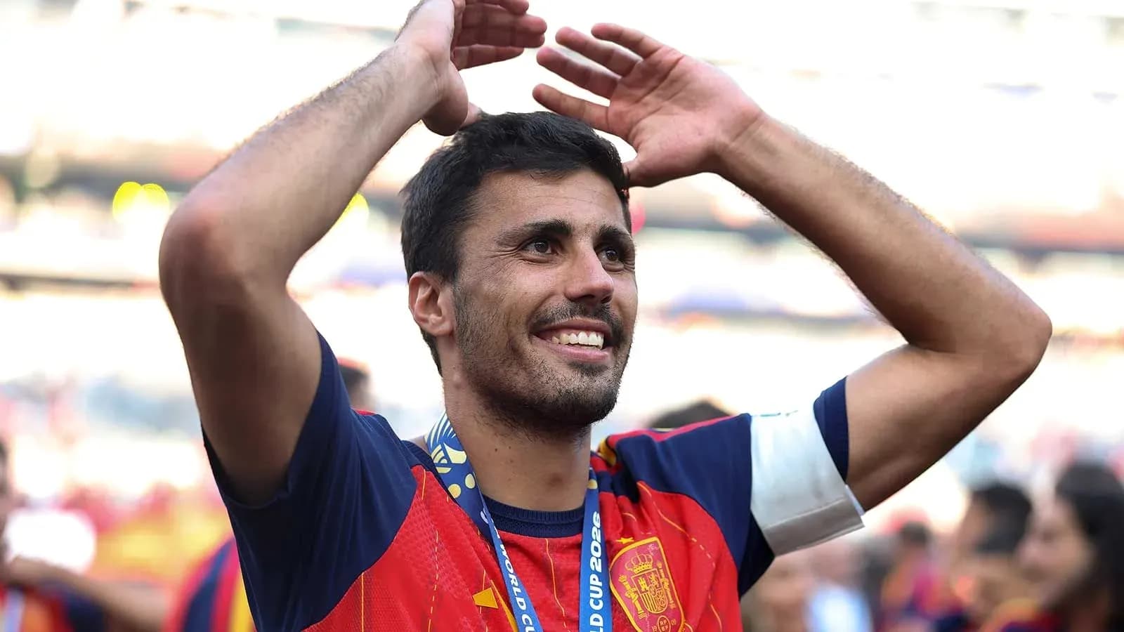 Jugador celebrando con la camiseta de España y medalla