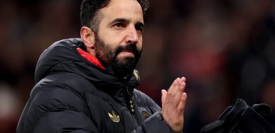 Entrenador aplaudiendo en el campo de fútbol