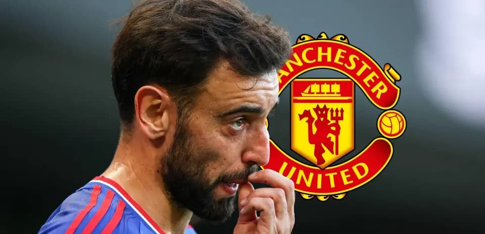 Jugador de Manchester United pensativo durante el partido