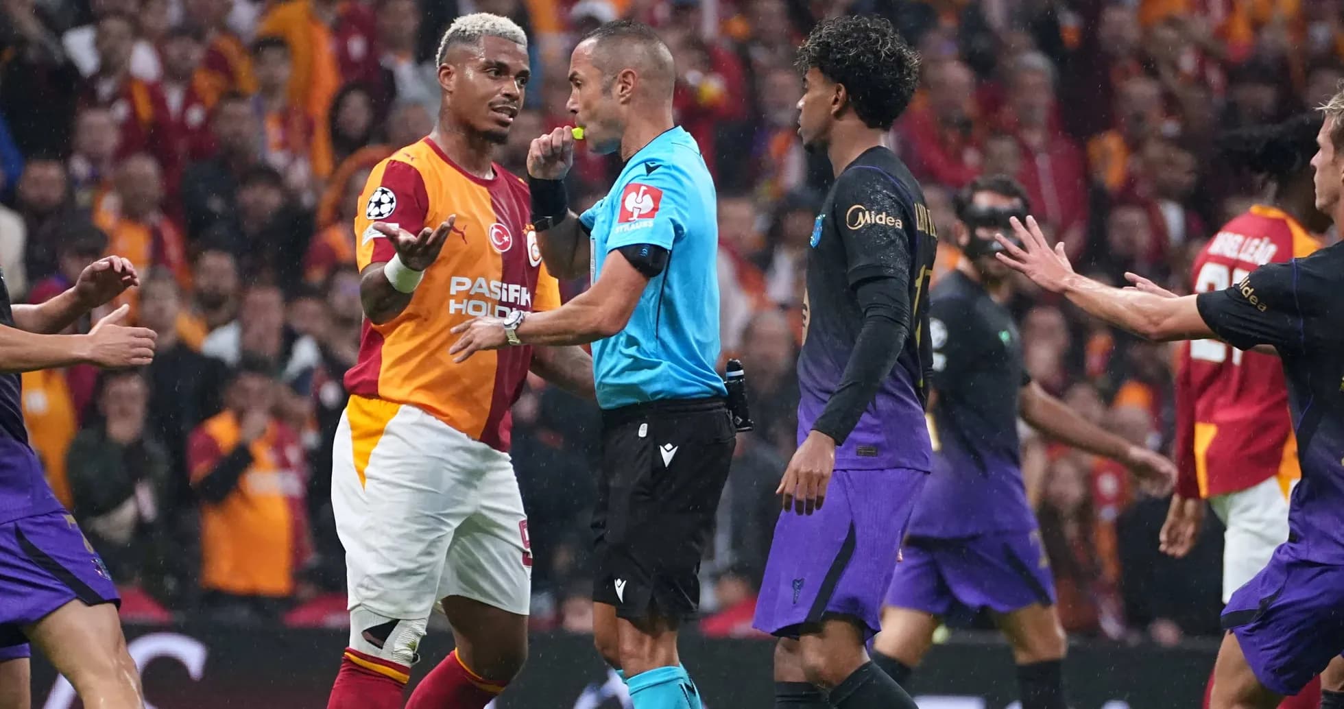 Jugadores discutiendo con el árbitro durante el partido