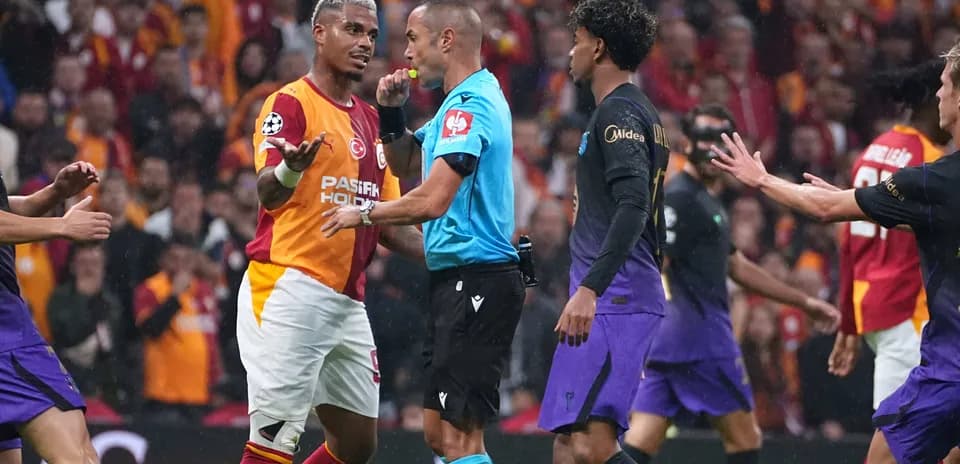 Jugadores discutiendo con el árbitro durante el partido